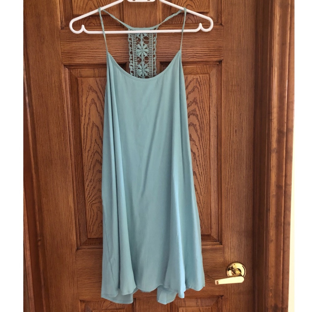 3/$25 🎉 Light blue mini dress with back detail